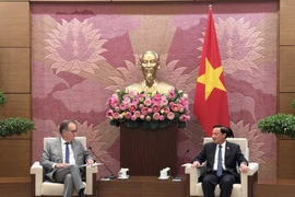 Le vice-président de l'Assemblée nationale (AN), Nguyen Khac Dinh (à droite) et le président du groupe de députés d'amitié France-Vietnam du Sénat français. Photo : VNA