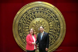 Le vice-président de l'AN Trân Quang Phuong et la présidente de la Commission d'examen de l'économie et de la sécurité entre les États-Unis et la Chine du Congrès américain, Reva Price. Photo: VNA