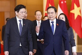 Le président de l'Assemblée nationale (AN) du Vietnam, Trân Thanh Mân (droite) et le Premier ministre de Singapour, Lawrence Wong. Photo: VNA