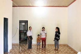 La province de Kon Tum, située sur les Hauts Plateaux du Centre, mobilise l’ensemble de son système politique pour accompagner les populations défavorisées, en particulier les communautés issues de minorités ethniques, dans la construction de logements neufs, salubres et durables. Photo : VNA