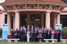 Le vice-PM Trân Hông Hà reçoit les ambassadeurs et chargés d'affaires de l'UE le 16 décembre à Hanoï. Photo : VNA