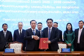 Nguyen Loc Ha (à droite), vice-président permanent du Comité populaire de Hô Chi Minh-Ville, et Phimpone Phandanuvong (à gauche), vice-président du Comité gouvernemental de la province de Champassak, ont signé un mémorandum d'entente sur la coopération pour la période 2026-2030 entre les deux collectivités. Photo : VNA 