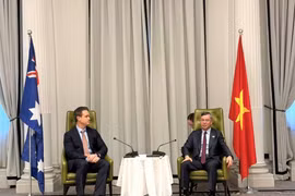 Le ministre des Finances, Ngo Van Tuan, a tenu une réunion de travail avec les dirigeants de l'université RMIT, notamment le professeur Alec Cameron, vice-président et président de l'université. (Photo : tapchikinhtetaichinh.vn.)