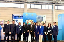 Des représentants d'agences vietnamiennes sur le stand de Vietnam Airlines et du groupe Saigontourist à l'IBT Berlin 2025. (Photo : VNA)