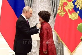 Le président Vladimir Poutine remet l'Ordre de l'amitié à Thai Huong, Héroïne du travail. Photo : VNA