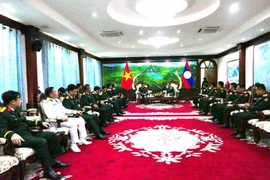 Le général de corps d'armée Nguyên Truong Thang, vice-ministre de la Défense a rendu une visite de courtoisie au ministre lao de la Défense nationale, le général de corps d'armée Khamliang Outhakaysone, à Vientiane le 20 novembre. Photo : VNA