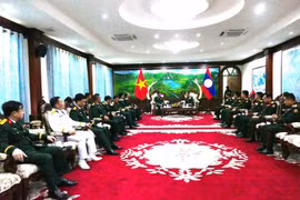 Le général de corps d'armée Nguyên Truong Thang, vice-ministre de la Défense a rendu une visite de courtoisie au ministre lao de la Défense nationale, le général de corps d'armée Khamliang Outhakaysone, à Vientiane le 20 novembre. Photo : VNA
