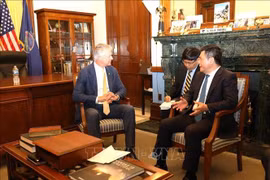 Le ministre de l'Industrie et du Commerce, Nguyên Hông Diên (droite) et le sénateur du Kansas, Roger Marshall. Photo: VNA