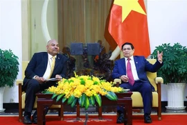 Le Premier ministre Pham Minh Chinh (droite) et le ministre des Affaires étrangères et de la Coopération d'Afrique de l'Est de la République-Unie de Tanzanie, Mahmoud Thabit Kombo. Photo: VNA