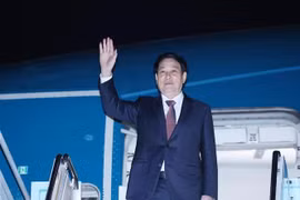 Dans la soirée du 1er novembre, le président Luong Cuong et la délégation vietnamienne de haut niveau ont quitté la ville de Busan. Photo: VNA