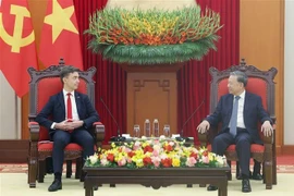 Le secrétaire général du Parti Tô Lâm (droite) et l'ambassadeur de l'Union européenne (UE) au Vietnam, Julien Guerrier. Photo: VNA