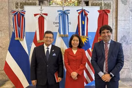 L'ambassadrice du Vietnam en Argentine Ngo Minh Nguyet, l'ambassadeur indonésien Sulaiman Syarif et le président de la Chambre de commerce Mercosur-ASEAN (MACC) Rodolfo Caffaro, lors du séminaire. Photo : VNA