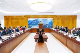 Entretien entre et le Comité lao pour la Paix et la Solidarité et la délégation du Comité vietnamien pour la Paix. Photo : VNA
