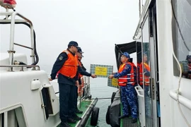 Les garde-côtes du Vietnam et de la Chine effectuent une patrouille conjointe dans les eaux du golfe du Bac Bo. Photo: VNA