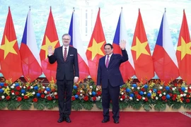 Le Premier ministre Pham Minh Chinh (droite) et son homologue tchèque Petr Fiala, Photo : VNA