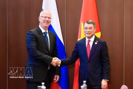 Le Premier ministre Le Minh Hung (droite) et le directeur général du Fonds d’investissement direct russe, Kiril Dmitriev. Photo: VNA
