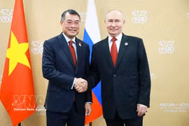 Le Premier ministre Le Minh Hung (gauche) et le président russe Vladimir Poutine. Photo: VNA