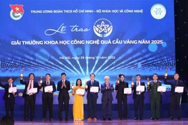 Le Prix « Sphère d’Or » 2025 distingue dix scientifiques de moins de 35 ans dans les domaines des technologies de l’information, de la transformation numérique, de l’automatisation, des biotechnologies, des sciences médicales, des technologies environnementales et des nouveaux matériaux. Photo : VNA