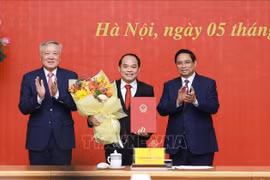 Le Premier ministre Pham Minh Chinh (droite) et le vice-Premier ministre permanent Nguyên Hoa Binh (gauche) ont remis la décision de nomination de Nguyên Quôc Doàn au poste de vice-inspecteur général permanent du gouvernement. Photo: VNA