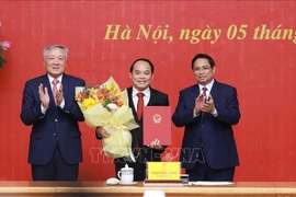 Le Premier ministre Pham Minh Chinh (droite) et le vice-Premier ministre permanent Nguyên Hoa Binh (gauche) ont remis la décision de nomination de Nguyên Quôc Doàn au poste de vice-inspecteur général permanent du gouvernement. Photo: VNA