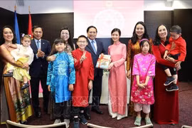 Le Premier ministre Pham Minh Chinh et son épouse offrent des livres d'apprentissage du vietnamien à la communauté des Vietnamiens en Estonie. Photo: VNA