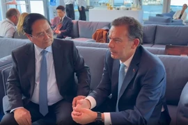 Le Premier ministre Pham Minh Chinh (gauche) et son homologue portugais, Luis Montenegro. Photo: VNA