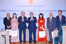 Le Premier ministre remet des cadeaux à la communauté vietnamienne en Russie. Photo: VNA