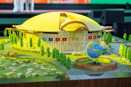 Une maquette du Centre d'expositions du Vietnam réalisée à partir de 410 kg de le riz gluant à la momordique et 100 kg de haricots, est reconnue comme un record vietnamien. Photo: VNA