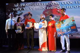 L’ambassadeur du Vietnam en Allemagne, Vu Quang Minh, et des lauréats du premier prix. Photo : VNA