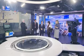 Trinh Van Quyet, membre du Bureau politique, secrétaire du Comité central du Parti et chef de la Commission centrale de la sensibilisation et de l’éducation visite les installations de production d'informations d'ABC. Photo : VNA