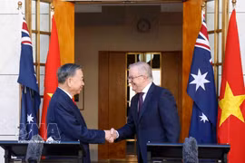 Le secrétaire général du Parti communiste du Vietnam et président de la République, To Lam (à gauche), et le Premier ministre australien Anthony Albanese lors de la rencontre avec la presse. Photo : VNA