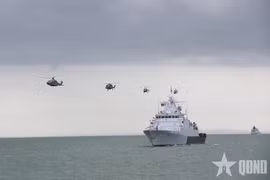 Quatre hélicoptères de la Marine royale malaisienne participent au défilé. Photo : https://www.qdnd.vn/