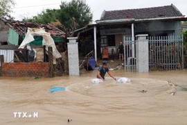 En novembre 2025, les forces de police de la province de Dak Lak ont ​​distribué de la nourriture aux populations des zones fortement inondées le long de la rivière Banh Lai. Photo: VNA 