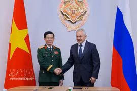 le général Phan Van Giang, membre du Bureau politique, vice-Premier ministre et ministre vietnamien de la Défense et le général Sergueï Choïgou, secrétaire du Conseil de sécurité russe (droite). Photo: VNA