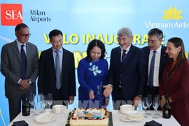 La vice-présidente Vo Thi Anh Xuan coupe le gâteau pour inaugurer le premier vol direct reliant Hanoï à Milan (Italie). Photo : VNA