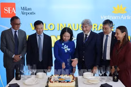 La vice-présidente Vo Thi Anh Xuan coupe le gâteau pour inaugurer le premier vol direct reliant Hanoï à Milan (Italie). Photo : VNA