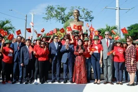Le Premier ministre Pham Minh Chinh assiste à la cérémonie de rénovation et de dépôt de gerbe au mémorial du Président Hô Chi Minh, à Saint-Domingue, en République dominicaine. Photo: VNA
