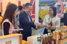 Ozasa Haruhiko, représentant en chef de JETRO à Hanoï visite les stands de la première Foire du Printemps 2026. Photo: VNA