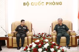 Le général de brigade Nguyen Quang Ngoc, membre du Comité central du Parti, membre de la Commission militaire centrale, chef adjoint de l'état-major général de l'Armée populaire du Vietnam (à droite) reçoit le général de division Akaash Johar, directeur adjoint du département de la coopération internationale du ministère de la Défense de l'Inde. Photo : qdnd