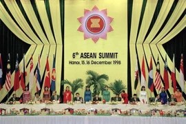 Le 6ᵉ Sommet de l’ASEAN, organisé à Hanoï en décembre 1998, a abouti à l’adoption du Plan d’action de Hanoï. Dans la photo : le Premier ministre Phan Van Khai signe la Déclaration de Hanoï avec les chefs de délégation (15-16 décembre 1998). Photo : VNA