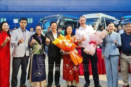 Accueil des croisiéristes sur le luxueux paquebot chinois Blue Dream Melody. Photo : VNA