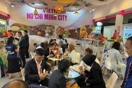Les stands vietnamiens ont suscité un vif intérêt auprès des distributeurs et détaillants internationaux. Photo: VNA 