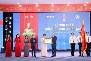 Remise de l'Ordre Hô Chi Minh à l'Agence vietnamienne d'information. Photo: VNA