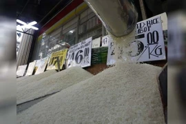 Des vendeurs de riz exposent leurs étals et leurs prix au marché Trabajo de Sampaloc, à Manille. (Photo : philstar.com)
