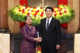Le président Luong Cuong reçoit la vice-présidente du Parti du peuple cambodgien Men Sam On. Photo : VNA