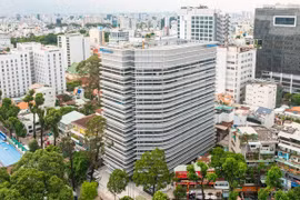 Image de la tour Daikin Air à Hô-Chi-Minh-Ville. Ce bâtiment est le premier au monde à obtenir le plus haut niveau de certification (platine) auprès de trois organismes de certification prestigieux. — Photo cafef.vn