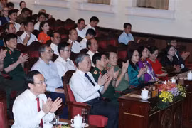 Le leader du Parti assiste à un concert spécial célébrant l'anniversaire de la Réunification nationale. Photo : VNA