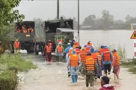 De nombreux officiers, soldats et véhicules spécialisés continuent de pénétrer plus profondément dans la zone inondée de la commune de Hoa Thinh, Dak Lak. Photo : VNA