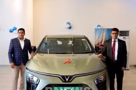 Tapan Ghosh (à droite), PDG de VinFast India, et Santosh Dhone, directeur de VinFast Hadapsar & Baner à Pune, lors de la cérémonie d'inauguration de la concession. (Photo : VNA)