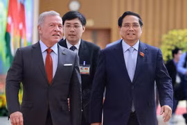 Le Premier ministre Pham Minh Chinh (droite) et le roi de Jordanie Abdullah II Ibn Al-Hussein. Photo . VNA